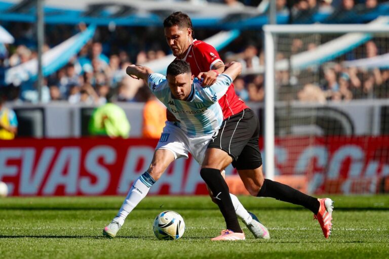 Escudos de Independiente y Racing Club, separados por un balón de fútbol, representando el clásico de Avellaneda.