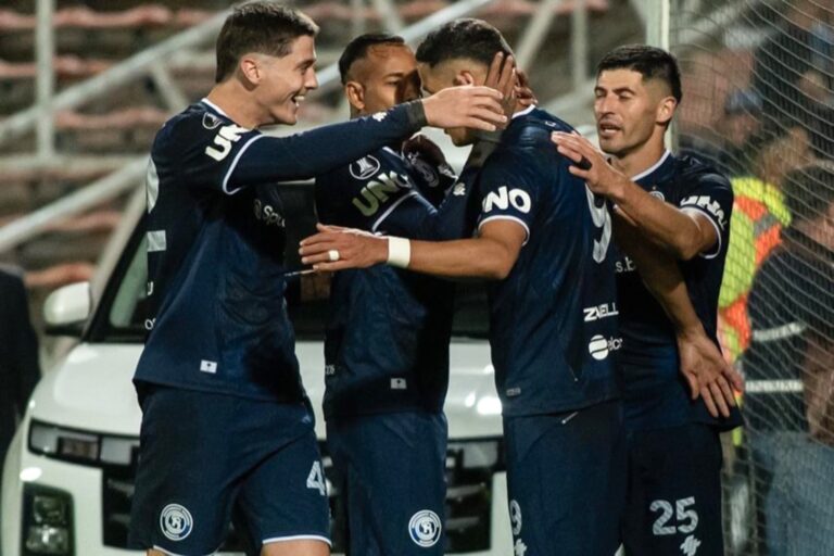 Jugadores de Independiente Rivadavia celebran un gol durante el partido contra La Guaira en el estadio Malvinas Argentinas