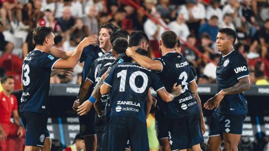 Jugadores de Independiente Rivadavia de Mendoza celebrando un gol en el Estadio Bautista Gargantini.