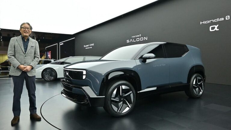 Ejecutivos de la industria automotriz japonesa en una conferencia de prensa analizando estrategias.