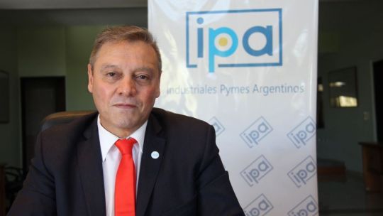 Fábrica textil con maquinaria detenida, representando la crisis en la industria pyme argentina