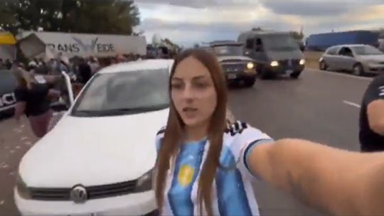 Fotografía ilustrativa de un camión volcado en una ruta, con cajas esparcidas.