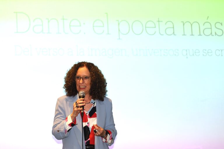 Emma Sanguinetti durante su conferencia sobre Dante Alighieri en el Museo Nacional de Bellas Artes.