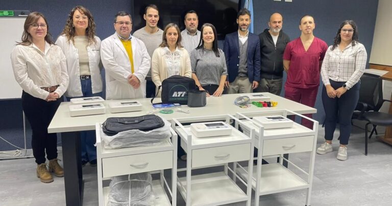 Equipo médico realizando una capacitación en un hospital público argentino.