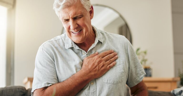 Ilustración de una jeringa junto a una representación esquemática de un corazón humano.