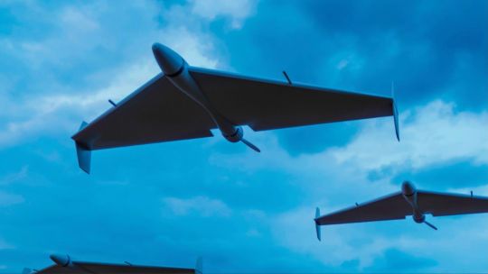 Ilustración de un dron militar no tripulado volando sobre un mapa del Golfo Pérsico.