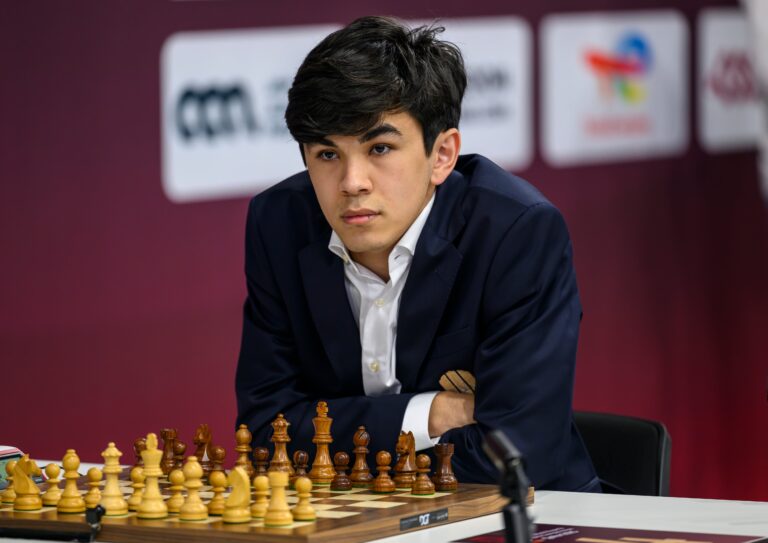 Javokhir Sindarov, Gran Maestro de ajedrez de Uzbekistán, durante una partida.