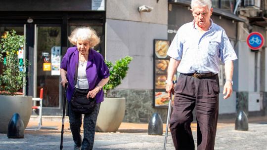 Gráfico que muestra la evolución del haber mínimo jubilatorio con y sin bono a lo largo del tiempo.