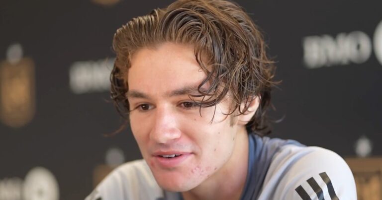Jude Terry, futbolista del Los Angeles FC, celebrando su gol en la Major League Soccer.