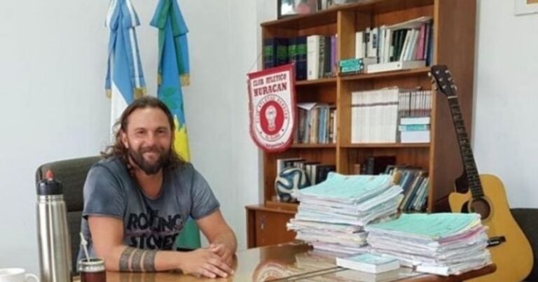 Juez Walter Saettone en su despacho judicial