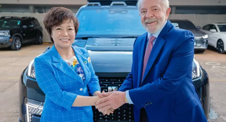 Logotipo de BYD junto a una representación gráfica de la justicia brasileña