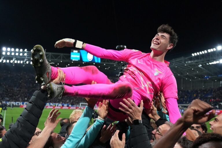 Edoardo Motta celebrando tras atajar un penal en la definición de la Copa Italia