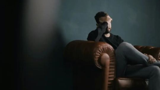 Persona hablando con un profesional de salud mental en una consulta