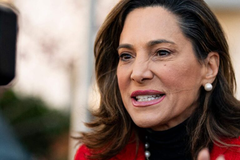 Congresistas María Elvira Salazar y Verónica Escobar presentan la Ley de Dignidad en el Capitolio.