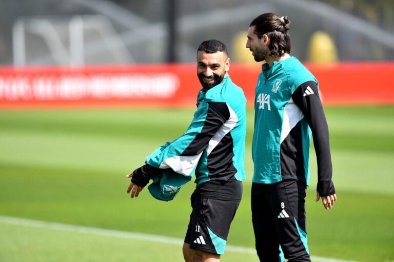Jugadores de Liverpool y PSG durante el primer partido de los cuartos de final de la Champions League.