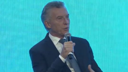 Mauricio Macri hablando en el escenario de la cena de la Fundación Libertad