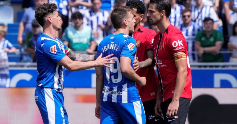 Jugadores del Mallorca cabizbajos tras la derrota ante Alavés en Vitoria-Gasteiz