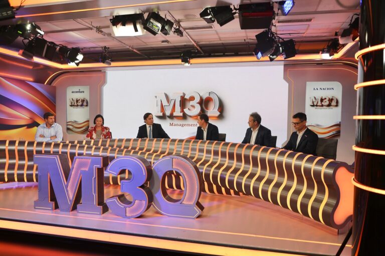 Presentación del evento Management 2030 con representación de clones digitales en pantalla y asistentes en el auditorio.