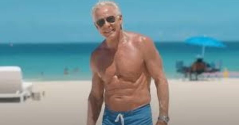 Mark Sisson corriendo rápido al aire libre