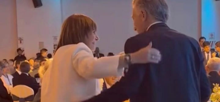 Mauricio Macri y Patricia Bullrich se saludan con un abrazo en la cena de la Fundación Libertad