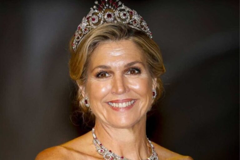 La reina Máxima Zorreguieta con vestido fucsia y tiara de rubíes en el Palacio Real de Ámsterdam