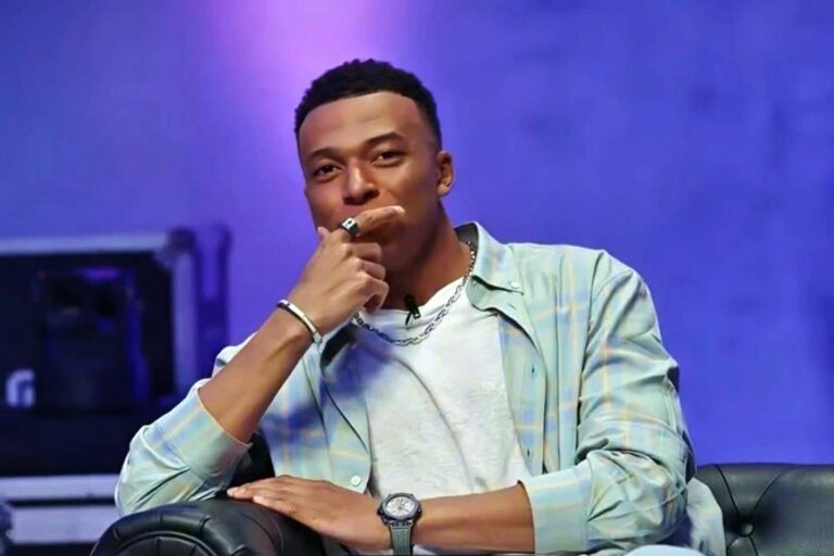 Kylian Mbappé y Lionel Messi conversando durante un entrenamiento del París Saint-Germain.