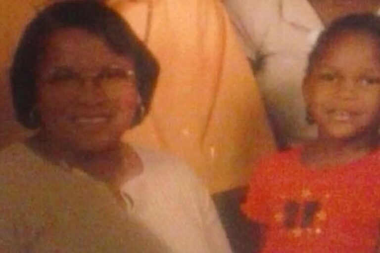 Ilustración de un teléfono móvil mostrando un mensaje de texto emotivo, con símbolos de conexión y empatía.