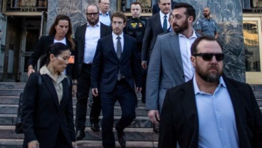 Logotipo de Meta junto a una representación gráfica de un cerebro y circuitos, simbolizando inteligencia artificial.