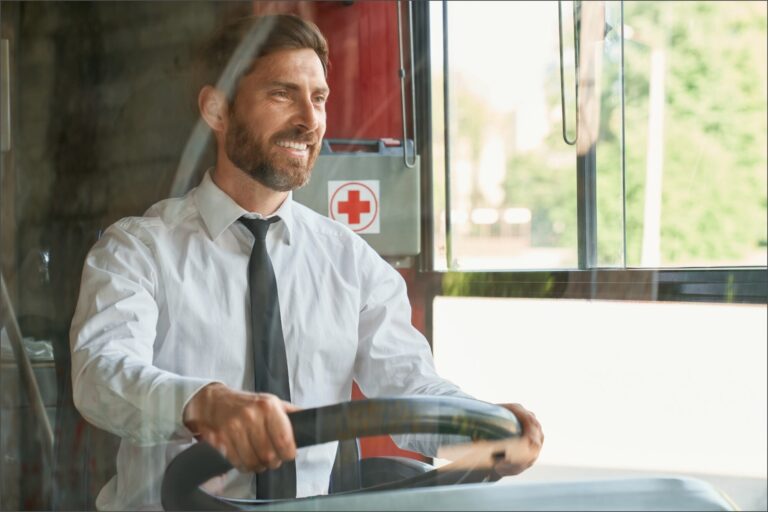 Autobús del transporte público transitando por una calle en el condado de Miami-Dade, Florida.