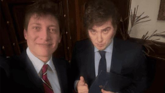 Javier Milei abraza a Santiago Caputo en el Palacio Libertad mientras referentes del oficialismo aplauden