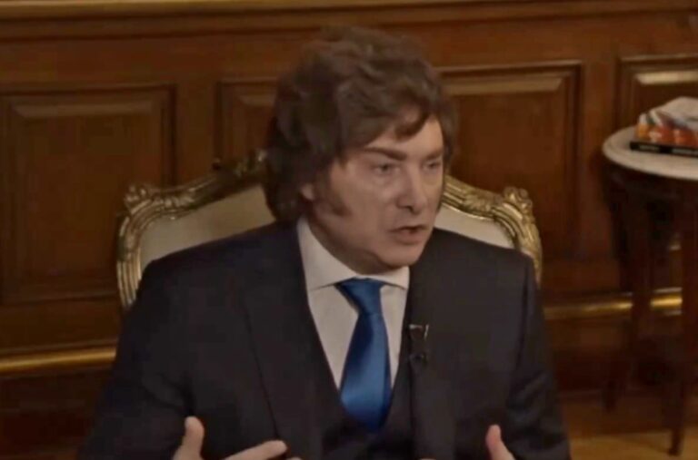 El Presidente Javier Milei durante una entrevista televisiva.