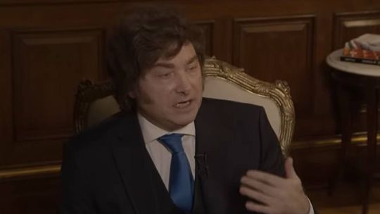 El presidente Javier Milei durante una entrevista en la TV Pública hablando sobre la inflación.