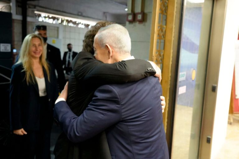 Los presidentes Javier Milei y Benjamín Netanyahu se dan la mano durante su reunión oficial en Israel.