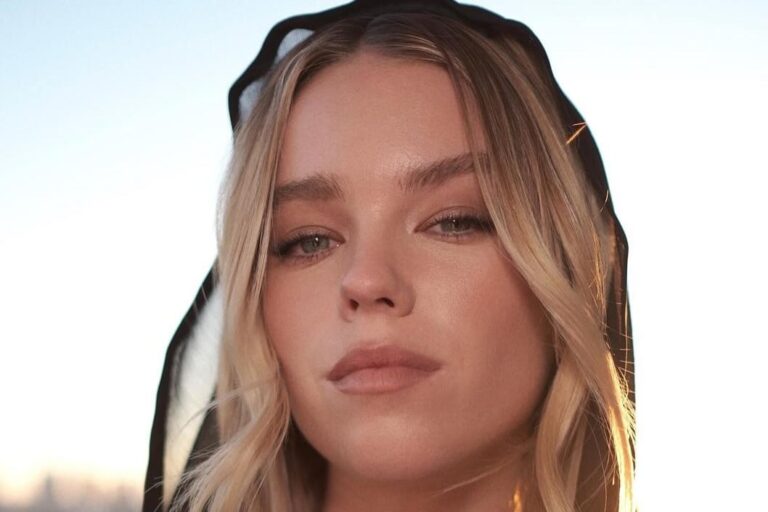 Milly Alcock, actriz australiana, en una sesión de fotos promocional.