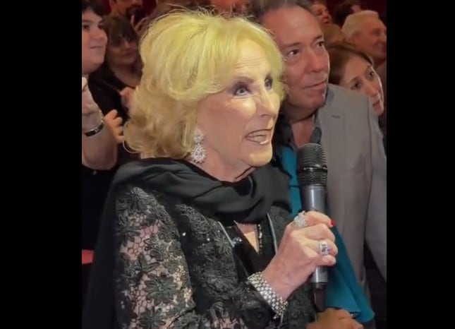 Mirtha Legrand y Guillermo Francella en el Teatro Metropolitan durante la obra Desde el jardín