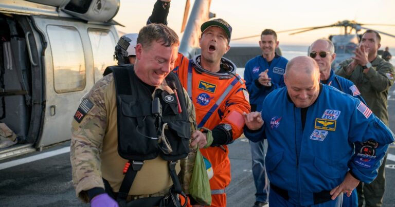 Los cuatro astronautas de la misión Artemis II sonríen tras ser recuperados en el Océano Pacífico.