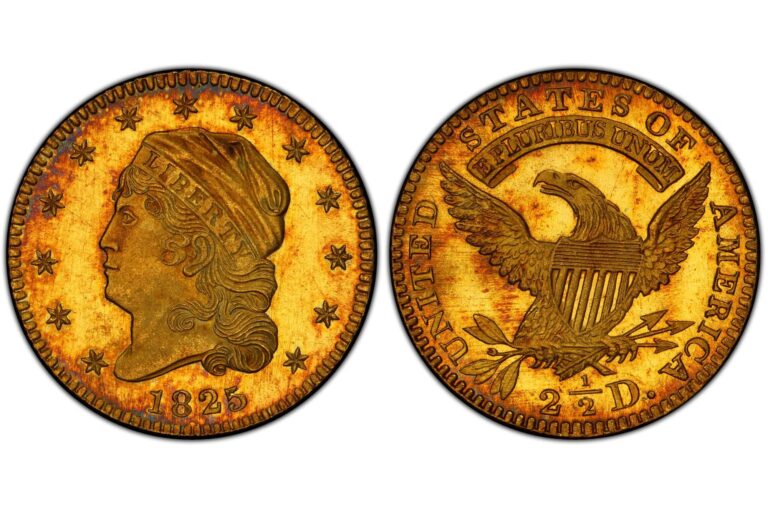 Fotografía de la moneda estadounidense Quarter Eagle de oro acuñada en 1825, mostrando su anverso con la Libertad y reverso con el águila.