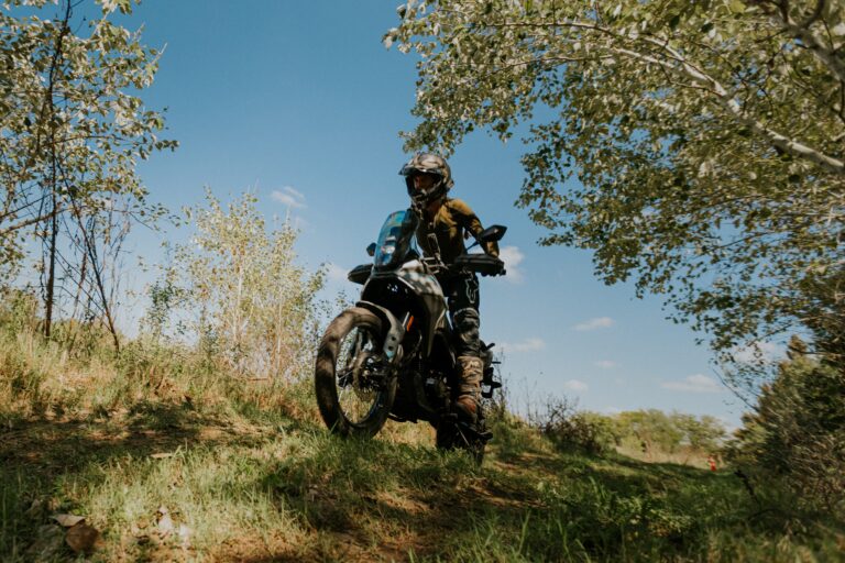 Moto Morbidelli T352X modelo adventure estacionada en un camino de tierra