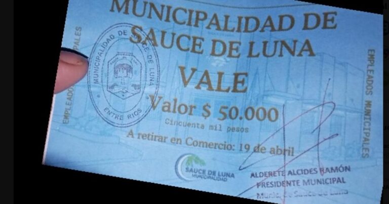 Intendente Alcides Alderete en su despacho municipal, Sauce de Luna, Entre Ríos.