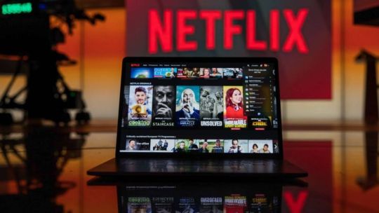 Logo de Netflix en una pantalla con gráficos de suscripción y precios