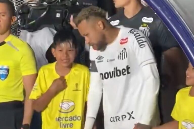Neymar Jr. abrazando a un niño en la cancha de San Lorenzo