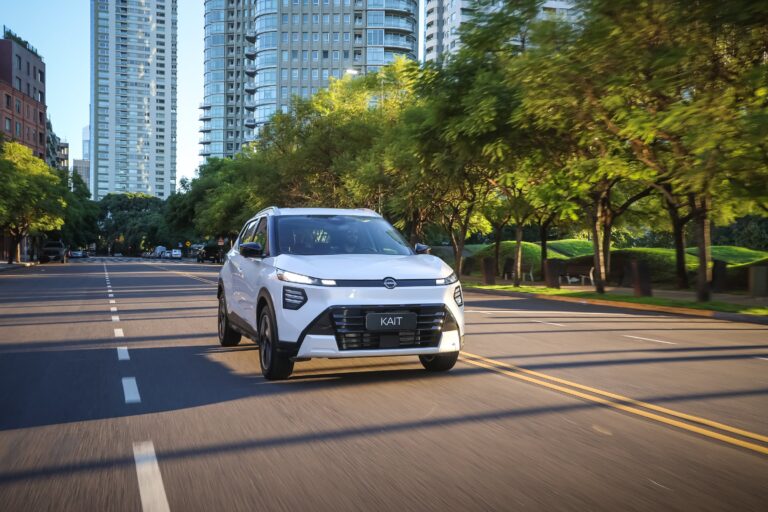 Vista frontal del nuevo Nissan Kait, SUV color gris, presentado en Argentina.