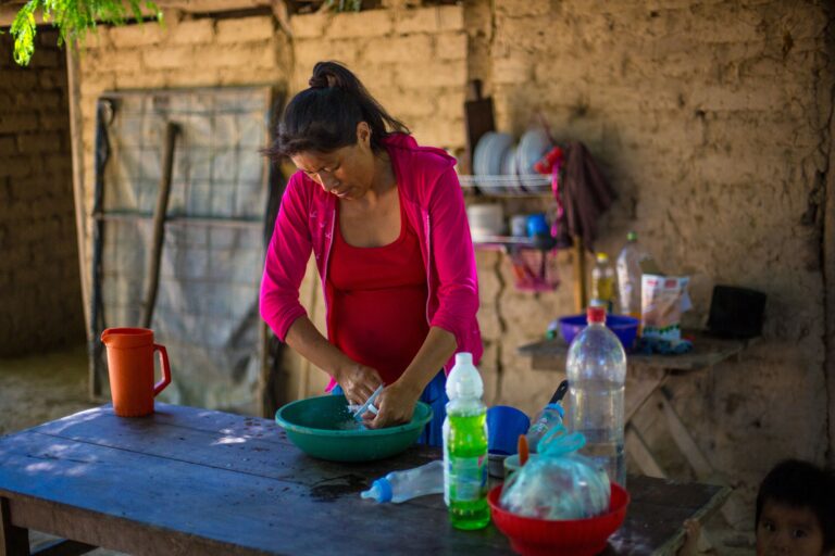Mapa de la región del Noreste Argentino con iconos de luz y gas, ilustrando los aumentos tarifarios.