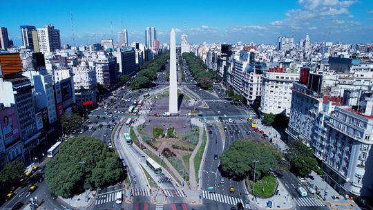 Vista panorámica de Buenos Aires desde el mirador del Obelisco, mostrando la avenida 9 de Julio y el centro de la ciudad.