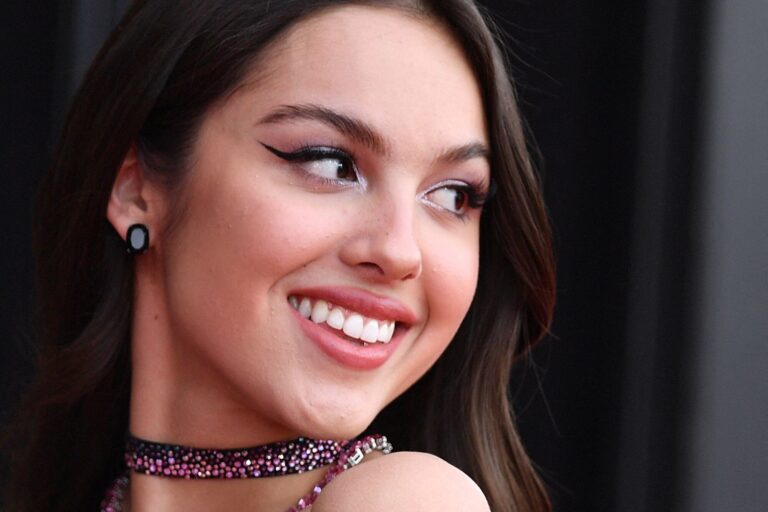 Olivia Rodrigo anuncia nuevo álbum colgada de una hamaca en la portada