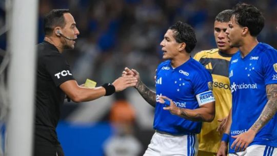 Esteban Ostojich durante el partido Cruzeiro vs. Boca Juniors por la Copa Libertadores