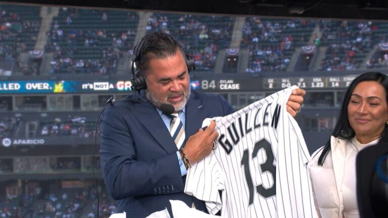 Ozzie Guillén, exmanager de los Chicago White Sox, visiblemente emocionado durante una transmisión en vivo.