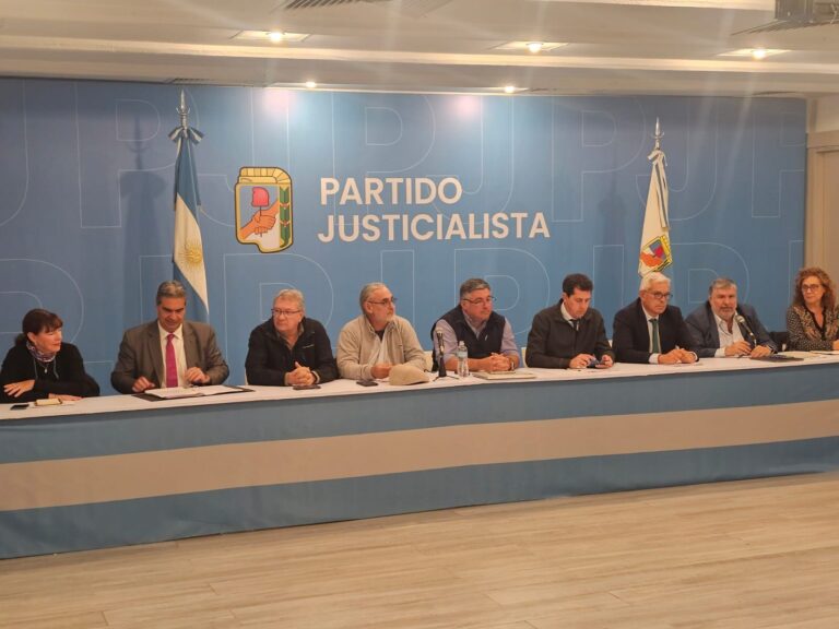 Reunión del peronismo para presentar el anteproyecto de rediseño del INTA en la sede partidaria de Balvanera