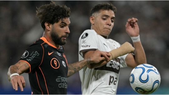Jugadores de Platense y Corinthians durante el partido de Copa Libertadores en el estadio de Vicente López.