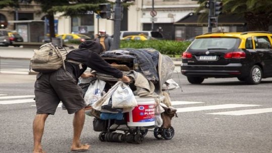 Gráfico ilustrativo sobre la evolución de la pobreza y la indigencia en Argentina en el año 2025.